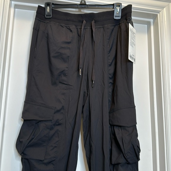 Dance Studio Relaxed-Fit Mid-Rise Cargo Jogger in BLACK Sz MEDIUM - Picture 4 of 15